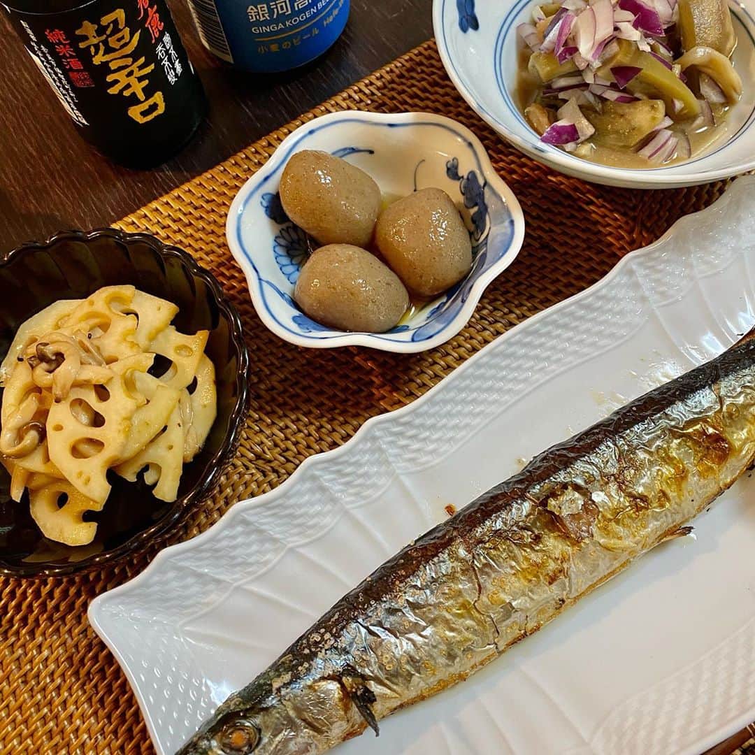 荻原和歌のインスタグラム：「今日のばんごはん。  やっと秋刀魚の値が二尾398円くらいまで下がってきた」