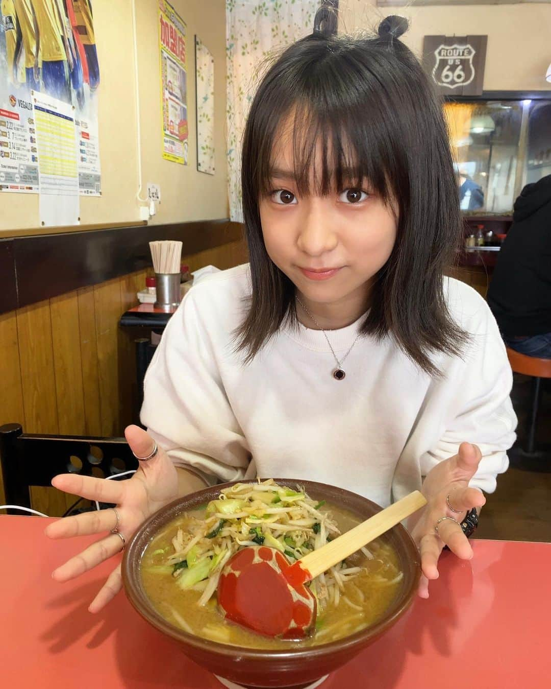 佐藤ひなたさんのインスタグラム写真 - (佐藤ひなたInstagram)「・ ・ ランチ→お散歩した時の(*˘︶˘*).:*♡ ・ #ランチ #ラーメン #味噌タンメン #お野菜 #たっぷり !! #平打ちぢれ麺 ! #お散歩 #海  #結構 な #距離 #歩いた ー!! #運動不足解消 !! #思いっきり #ダンス したいな🎶 山霧 ＝ 仙人 ってわかるー！ #コメント #ありがとう (≧◡≦) #本当に嬉しい ♥ #何度も読んでる ♥ #みなさん に #喜んでもらえて #嬉しい し #パワー もらってます！ トップス オフホワイト #Bershka #シェフパンツ チェック #gu  #つのつの #ヘアアレ #佐藤ひなた #ひな  #ひなdays」10月14日 20時49分 - hinata_sato_official