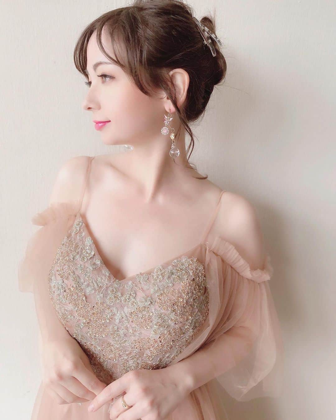のインスタグラム：「お気に入り💕  * * お気に入りのドレスに👗 お気に入りのピアス😍 ピアスは @mignonnebijoux_accessory @mignonnebijoux_ さんのだよ✨　動画みてもらうとわかるけどピアスの中に水が入ってて凄くキラキラ(❂◡❂).｡.:*なの💕 蝶々のモチーフがお気に入り👌💕 ハンドメイドで販売もしてるから気になる人はチェックしてね🎶  * * 撮影は @namiheeeeey さんキレイに撮ってくれてありがとー😆✨  * * * #大人 #大人女子 #大人コーデ #ドレス #ドレスコーデ #ベージュドレス #スパンコールドレス #大人ドレス #メイク #ナチュラルメイク #ピアス #イヤリング #アクセサリー#バタフライアクセサリー #蝶々アクセサリー  #ハーフ #ハーフ顔 #ハーフ女子 #名古屋サロモ #名古屋サロンモデル #静岡サロモ」
