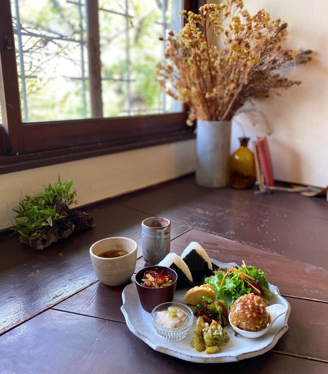 cafezakkagallery-flagのインスタグラム：「▪︎和食プレートランチ▪︎ スタッフさんと２人で作っている和食プレートは 季節のお野菜を中心にお出汁の優しい味付けにしております。  山芋のじょうよかん(柚子胡椒和え)、サツマイモ、スルメの やや辛煮、セロリのピーナツ和え、枝豆コロッケに生姜あんかけ おにぎり、だし巻き玉子、ピーマン昆布和え、サラダ お味噌汁、お番茶  --  ただ今ご予約でのお取り置きは出来ないのですが お店にえっちらおっちらと階段を登って 来て下さるお客様にホッと出来る 居場所でありたいと願っております。  とっても気持ちのいい秋晴れ、 ぜひ FLAGでほんわかお楽しみ下さいませ。  「明心工房の器展」開催中です。 10/6-10/23まで (11:30 ～ 17:00 最終日16:00) 在廊日10/23 、12:30〜16:00  #cafeFLAG #cafeFLAGのランチ #明心工房 #cafezakkagalleryflag  #ギャラリー #大阪カフェ #枚方カフェ」