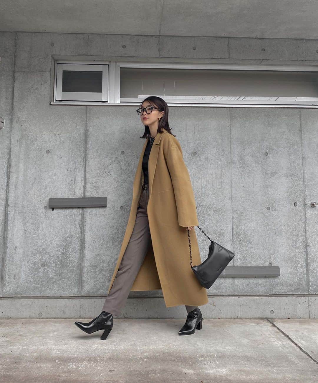 影山可蓮のインスタグラム：「・ ・ Autumn fashion 🦌 ・ ・ この秋に集めた超お気に入りアイテムづくし🍂もう少し寒くなったら着たいマスタードカラーのコートに大きめの黒メガネと黒小物でまとめました♡ ・ ・ 🏷 OUTER @stunninglure  GLASSES @jins_japan  BAG/SHOES @charleskeith_jp  ・ ・ ・ ・ #outfit #ootd  #instafashion #minimalstyle #minimalfashion #classicstyle #simpleoutfit #everydaylook  #コーデ #コーディネート #今日のコーデ #私服  #karen_k_outfit」