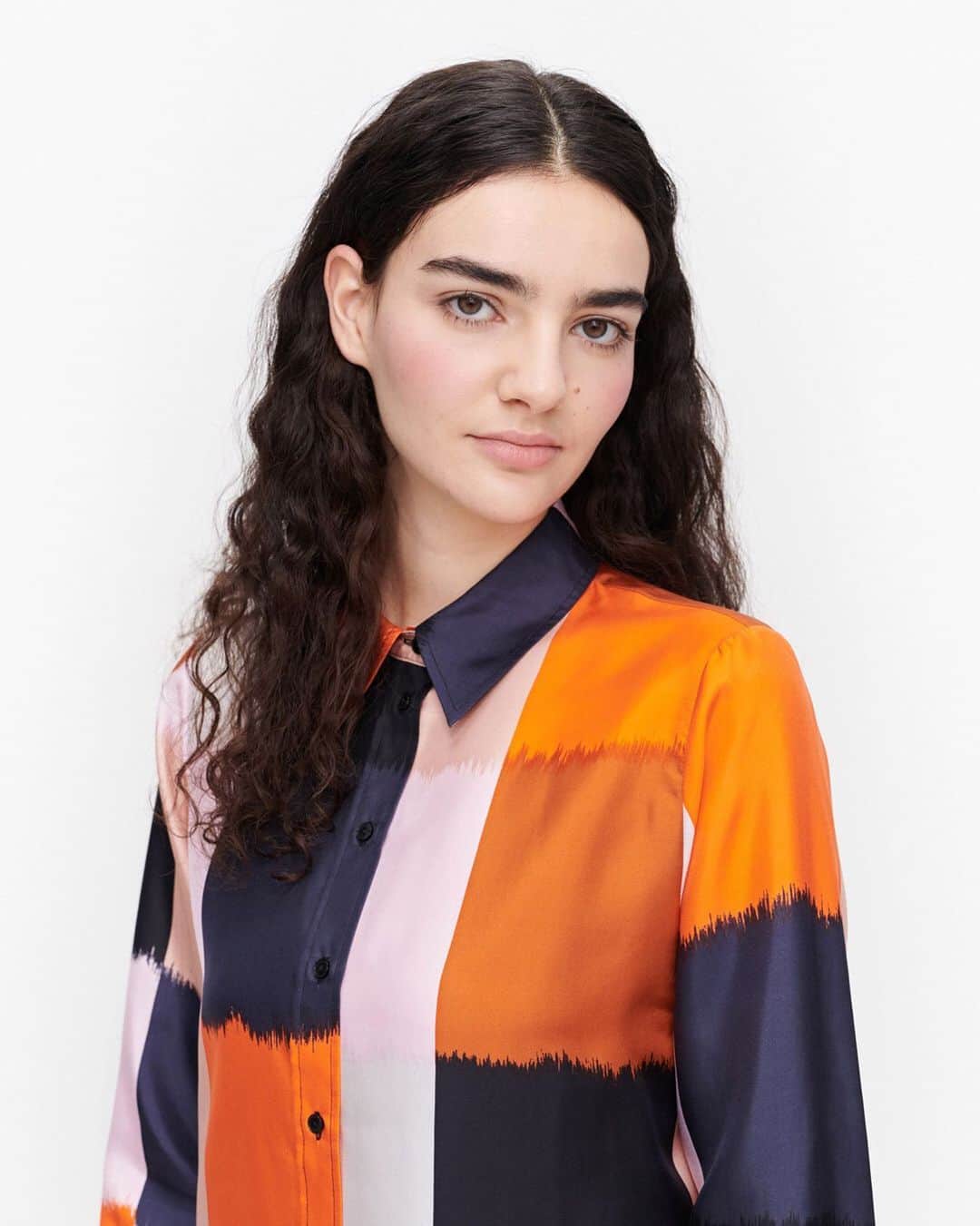 マリメッコのインスタグラム：「Craving some color into your wardrobe? Meet the pattern we are loving right now: the Ostjakki pattern by Fujiwo Ishimoto in fiery shades of red, available in ready-to-wear collection and bags and accessories. What is your favorite color to wear: are you into neutrals or bold colors? #marimekko」