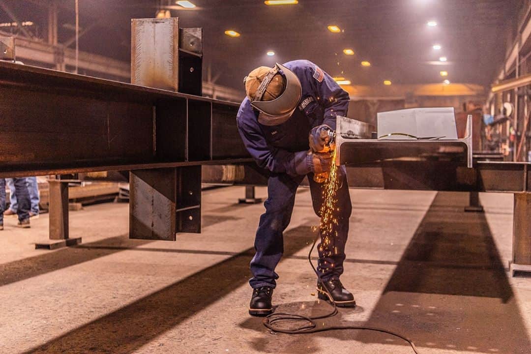 チペワさんのインスタグラム写真 - (チペワInstagram)「Shaping metal with the support of Chippewa boots.  #chippewaboots #thebestbyfar #loggers #welding #metalfabricator」10月14日 21時00分 - chippewaboots