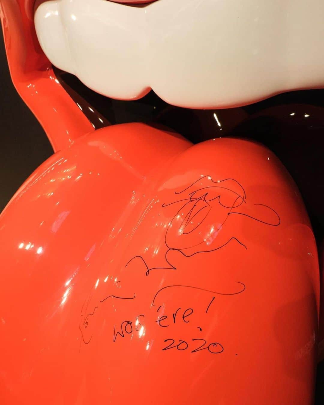 The Rolling Stonesさんのインスタグラム写真 - (The Rolling StonesInstagram)「RW WOS' 'ERE 2020!  Check out @ronniewood's signed tongue in-store at RS No 9 @rollingstonescarnaby, if you can't make it in to London visit carnaby.therollingstonesshop.co.uk to shop online worldwide 👅  #therollingstones #RSNo9 #rollingstonescarnaby #carnabystreet #london」10月14日 21時01分 - therollingstones