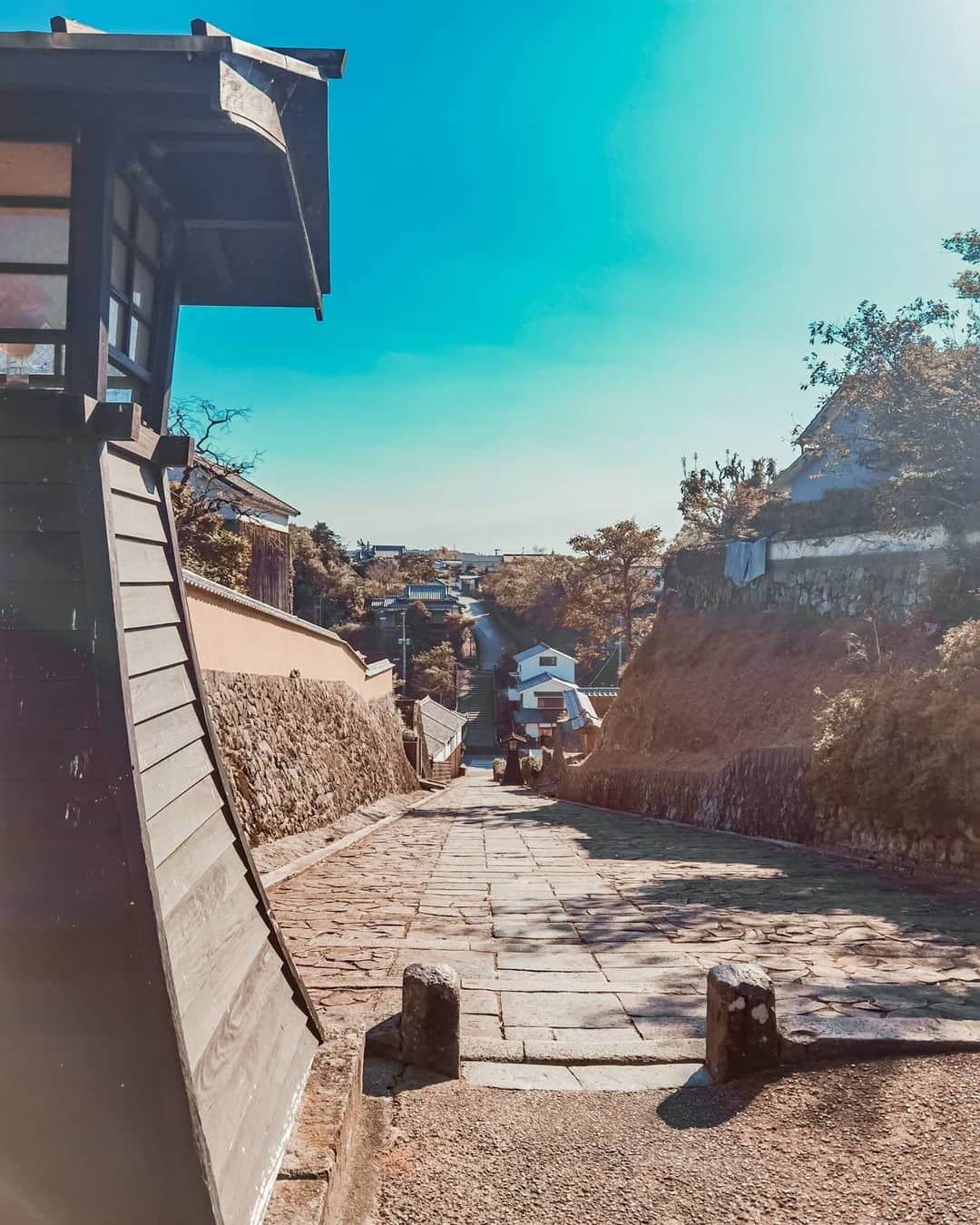 吉松育美さんのインスタグラム写真 - (吉松育美Instagram)「Discover Japan beyond just Tokyo and Kyoto.  .  Japan is not only Kyoto or Tokyo... There are so many better places to shoot in "Kyushu" 九州 📸🎥🎞️📽️🎬 .  This is "Kitsuki city" 杵築市 in Oita prefecture. Historical and cultural preservation town. Absolutely lovely! 🏯💛 Please let me know if you want to shoot in Japan😊🇯🇵✨🗾 . . 大分県杵築市へ✨重要伝統的建造物郡保存地区🏯で武家屋敷や歴史的建造物がそのまま残っている凄い町でした✨ . 大分にこんな場所があっただなんて💕まだまだ九州には知らない場所がたくさん✨ . 映像というパワフルなツールで九州を世界にもっともっと発信していきたい🎥🎬📸👌😊💕 . . . . . . #杵築  #杵築城下町  #杵築市 #城下町 #武家屋敷 #文化財 #大分県 #九州グラム #撮影 #locationscouting #locations #movie #film #japan #kitukicity #kyushu #castle #oldtown #historicalbuilding #古民家」10月14日 21時11分 - ikumiyoshimatsu