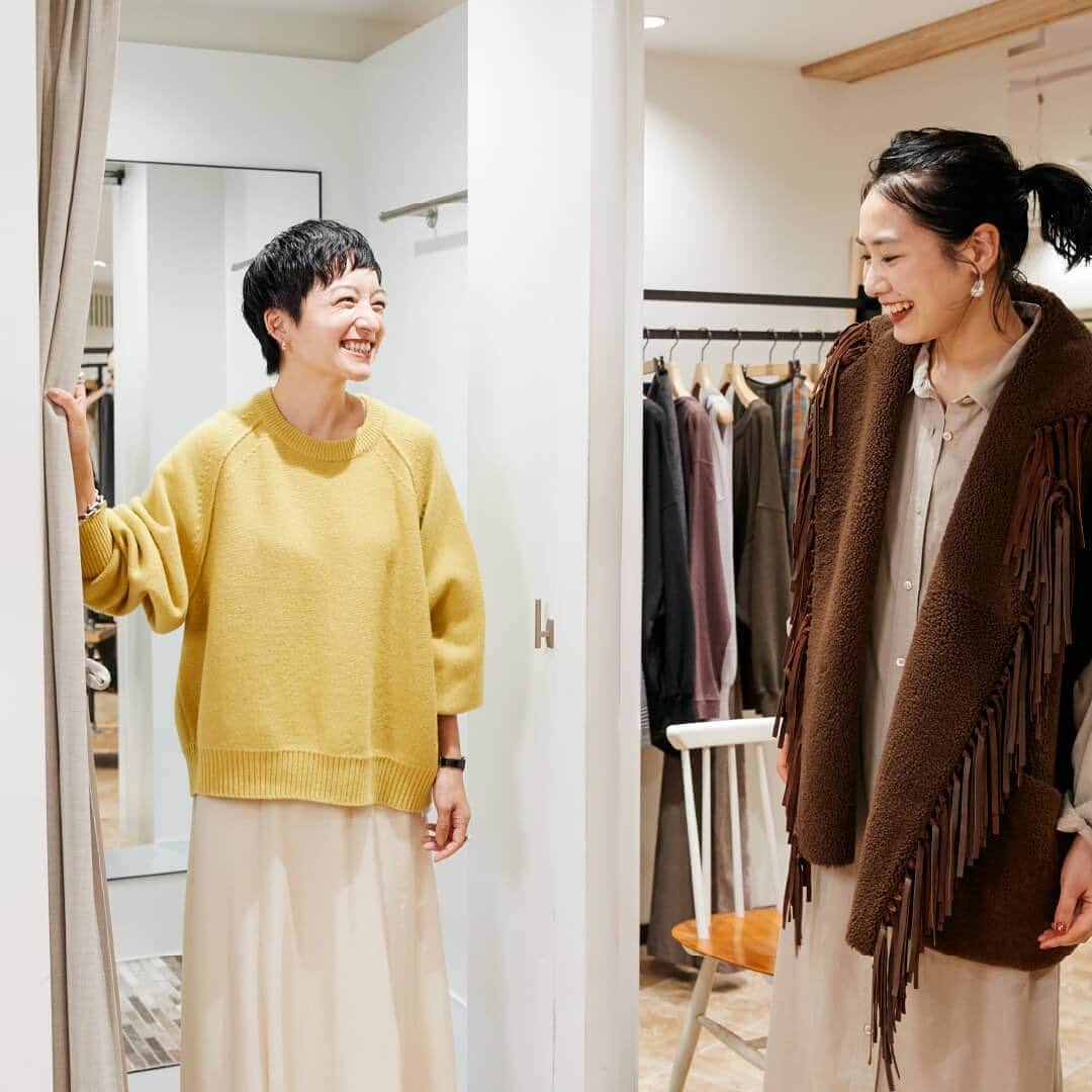 ルミネ新宿さんのインスタグラム写真 - (ルミネ新宿Instagram)「. まず高山さんが訪れたのは、ルミネ1/3Fの「FRAMeWORK」。  高山さんがまず選んだのは、この季節にぴったりのイエローのニット。  「印象がパッと明るくなる黄色に惹かれて。たぷんとした袖も可愛いです。」  柔らかなスカートを合わせた女性らしいバランスも◎  高山さんが着用したアイテム  #ニット FRAMeWORK ￥17,600（税込） アイルミネでもチェック https://i.lumine.jp/item/143200030000002 #スカート FRAMeWORK ￥17,600（税込） アイルミネでもチェック https://i.lumine.jp/item/143200029970001 #シューズ CORSO ROMA9 ￥31,900（税込） アイルミネでもチェック https://i.lumine.jp/item/143200035460002  ----- 高山 都 Miyako Takayama  モデル、ラジオパーソナリティーなど幅広く活動。「みやれゴハン」として料理や器などを紹介するインスタグラムが人気・著書の『高山都の美 食 姿「したたかに」「自分らしく」過ごすコツ』はすでに第二弾も出版され、11月末には待望の続編、第三弾・第四弾が2冊同時で発売予定。 Instagram　@miyare38  #ルミネ新宿 #LUMINESHINJUKU #autumn #autumn2020 #秋冬コーデ #秋冬ファッション #outfit #outfittoday #fashion #trend #instafashion #ファッション #ファッションコーデ #トレンドファッション #ニット #ニットコーデ #framework #フレームワーク #高山都」10月14日 21時04分 - lumine_shinjuku