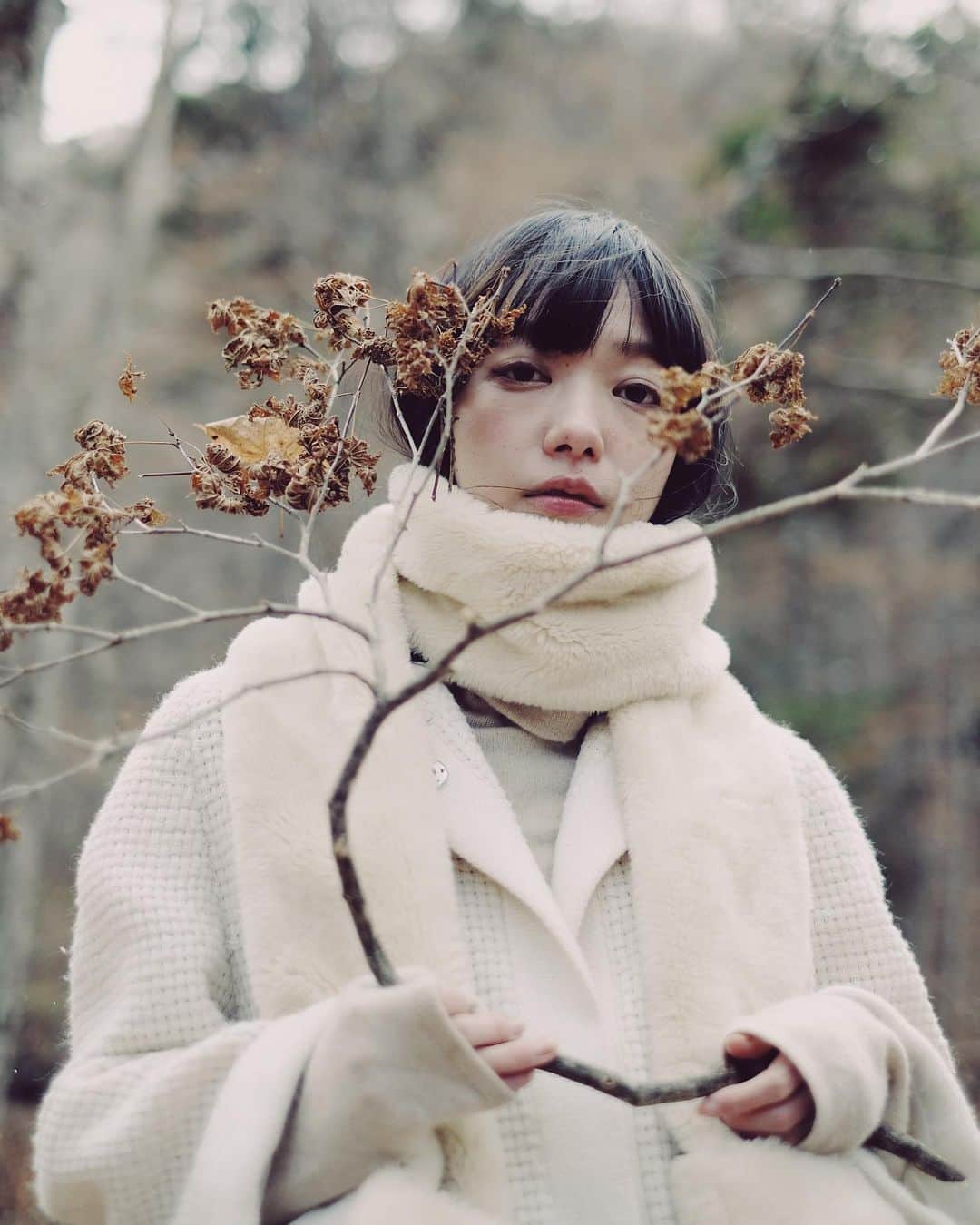 のインスタグラム：「Behind the growth  ㅤㅤㅤㅤㅤㅤㅤㅤㅤㅤㅤㅤㅤ ㅤㅤㅤㅤㅤㅤㅤㅤㅤㅤㅤㅤㅤ この写真、懐かしいもので2年前に撮影したんだけど、当時この撮影をしてから、富士フイルム直営店の原宿ワンダーフォトショップと写真の祭典CP+で展示をさせてもらったものでした。ㅤㅤㅤㅤㅤㅤㅤㅤㅤㅤㅤㅤ ㅤㅤㅤㅤㅤㅤㅤㅤㅤㅤㅤㅤㅤ それから時が経ち、また同じ場所で新しいチャレンジをしています。総勢25名の @4silentbirds アンバサダーでフジフイルムのXシリーズを操るフォトグラファーによるイベントを、10/21から行うんです。ワンダーフォトショップで。 ㅤㅤㅤㅤㅤㅤㅤㅤㅤㅤㅤㅤㅤ プレイベントでの大フォトウォークから休まず準備を進めて、開催期間の約２週間に毎日何かしらの濃いイベントを詰め込んだ、もはやフェスと言えるスケジュールを、さきほど公開しました(ストーリーズを見てね)。そして展示には絶対来て欲しいし、遠方の方でも参加できるトークショーやオンライン展示を行うので絶対みんなに参加して欲しいです。もうヘロヘロだけど、展示は楽しみで仕方がないんです。 ㅤㅤㅤㅤㅤㅤㅤㅤㅤㅤㅤㅤㅤ 参加している展示フォトグラファー、富士フイルムには感謝感謝です。 みんなに楽しんで貰いたいな〜。。 ㅤㅤㅤㅤㅤㅤㅤㅤㅤㅤㅤㅤㅤ (取り留めのない文章でごめんなさい)」