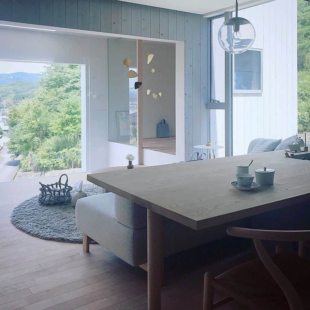 ムクリ［mukuri］さんのインスタグラム写真 - (ムクリ［mukuri］Instagram)「住む人が楽しく、心地よいと実感できる空間づくり〜仕切りのないゆるく繋がったおうち（olney.03さん）〜  大きな窓からの眺望は 高台の土地ならではの賜物。  それぞれの部屋がゆるく繋がりつつ 部屋ごとに違った景色、雰囲気を味わえる住まい。  マイホームを意識したころから イメージはインパクトのある家でした。 そこから住む人に寄り添った建築家さんとの出会いまで 家づくりを振り返りながらお話いただきました。  玄関の土間やLDKの様子、 次回以降も楽しみです。  @olney.03 さん ありがとうございます！ （編集：編集長）  ▶詳細はプロフィールのURLよりご覧ください プロフィールはこちらから @mukuri_official ・  #マイホーム #マイホーム記録 #小さな家 #大きな窓の家 #建築家とつくる家 #景色を愉しむ家 #シンプルな家 #空間デザイン #自由設計 #注文住宅 #家づくり#interior #インテリア #シンプル#シンプルインテリア#シンプルな暮らし #hay#ikea#新築#リビング#玄関インテリア#猫のいる暮らし#にゃんだふるらいふ #暮らしを楽しむ#くらしの編集#ムクリ」10月14日 21時05分 - mukuri_official