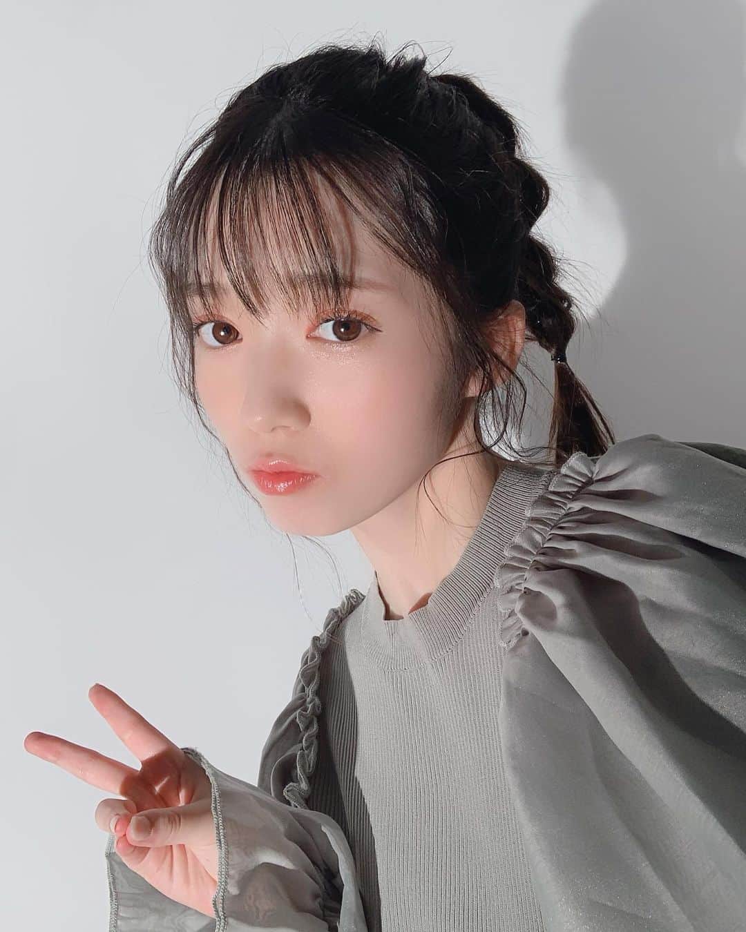 山岸理子のインスタグラム：「* 今日は撮影だったよ☺︎ もう年明けの撮影した〜〜〜✌️🎍 みんなはどんな一日でしたかーー！  ・ ・ ・ ・ #tsubaki_factory #山岸理子 #撮影 #ゆるポニー三つ編み」