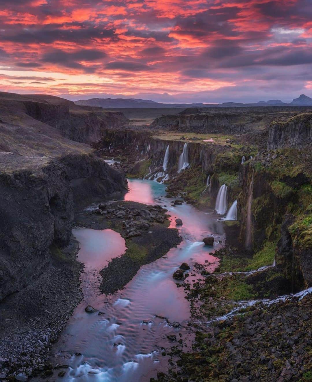 Wonderful Placesさんのインスタグラム写真 - (Wonderful PlacesInstagram)「ICELAND Giveaway! @iuriebelegurschi partnered with @gocampers and @guidetoeurope.eu to give away a 5 day trip to Iceland in a brand new camper van! 🙌 (you can plan the trip anytime) For a chance to win: 1️⃣ Follow  @iuriebelegurschi , @gocampers and @guidetoeurope.eu 2️⃣Tag a friend in comments below. 3️⃣For a Bonus entry share this post to your Stories👌  We will pick a random winner on 17th of October! Good Luck!」10月14日 21時07分 - wonderful_places