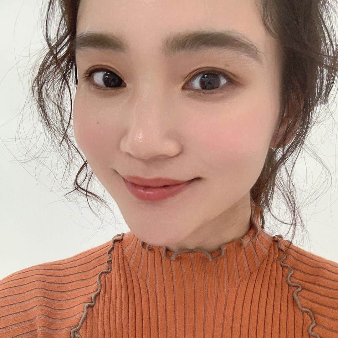 遠藤瞳のインスタグラム：「なんとなーく青味ピンクのチークって似合わないのかなあって思ってたけど、このSUQQUのチークめっちゃ可愛かった🥺💕 青味ピンクだけど馴染みやすくて自分でも使いやすそうだったので欲しいものリストに入れました🤤 なみさんメイク可愛くて嬉しし💄💕  #チーク #SUQQU」