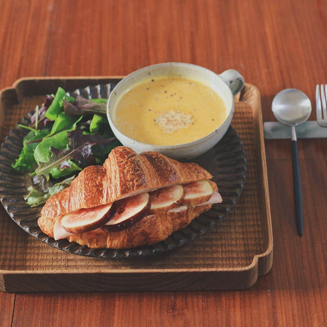 Kaori from Japanese Kitchenのインスタグラム：「いちじくとハムのクロワッサンサンド。秋の味覚いっぱい🍂 ・ こんばんは。 この前の朝昼ごはん。 久々にパン食の写真撮ったなー。 というのは、パリ在住の インスタ友達えりかちゃん  @mlle.e.l.l.y のpostをみて ずっと作ってみたかった いちじくとハムのクロワッサンサンドを作ったから…！ 完全に見様見真似です笑 脂質カットのため マスカルポーネチーズに 水切り絹ごし豆腐を少々追加。 フランス気分になれて美味しかった☺︎ ・ 【薬膳の話】 ひさびさに作ったかぼちゃの豆乳ポタージュ。 かぼちゃは身体を温める食材で ビタミンAが豊富なこともあり 粘膜を保護する効能が期待できます。 空気が乾燥すると 粘膜が炎症を起こしやすくなり ウイルス防御力が衰えてきますので かぼちゃを食べて粘膜を保護し 風邪予防しましょう☺︎ ・ ・ 【おしながき】 いちじくとハムのクロワッサンサンド #viron かぼちゃとクミンの豆乳スープ ベビーリーフ ・ ・ ・ ・ 2020.10.14 Wed Hi from Tokyo! Here’s breakfast:Croissant sandwich(fresh fig, pork ham and mascarpone cheese), pumpkin soy pottage soup, and green salad. ・ ・ ・ ・ ・ #Japanesefood #breakfast #朝ごはん #おうちごはん #早餐 #薬膳 #うつわ #自炊 #家庭料理 #小澤基晴 #清岡幸道 #砂田夏海 #落合芝地」