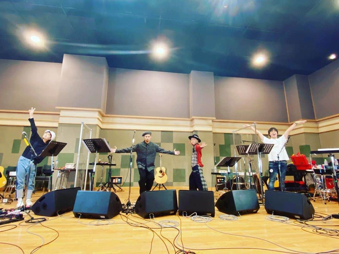 山田義孝のインスタグラム：「✨✨✨ Yamaha Acoustic Mind2020ON LINE🌟 ISEKIお兄さんとAnlyちゃんの素晴らしい歌声とギターの音色に包まれて唄います✌︎ 楽しいライブリハでした💥 10月25日20時配信✌︎ 配信チケット絶賛発売中✨✨ 観てほしいよ🌝」