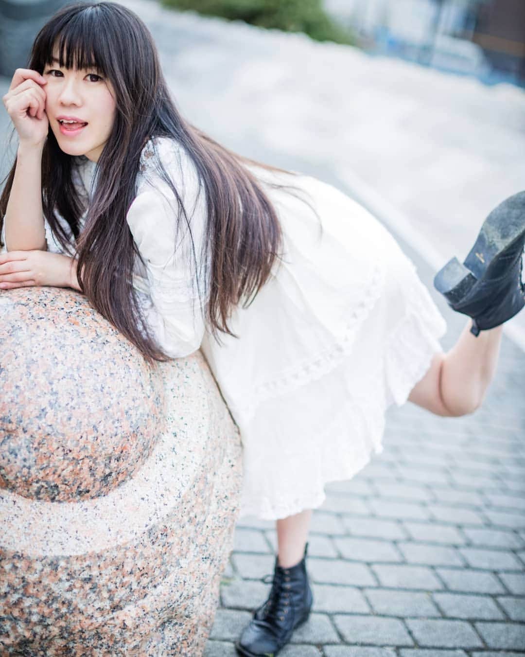 高橋さくらのインスタグラム：「* * 可愛いとか言わせてみたいの。  * *  魔法使いともさん。  さくらでもかわいくしてくれるの。  #スナップ #かわいい #女性 #ポートレート #光 #カメラマン #モデル #撮影 #作品 #白 #ワンピース #splus_cameraclub  #かずさん写真部  #ロングヘア #かわいい」