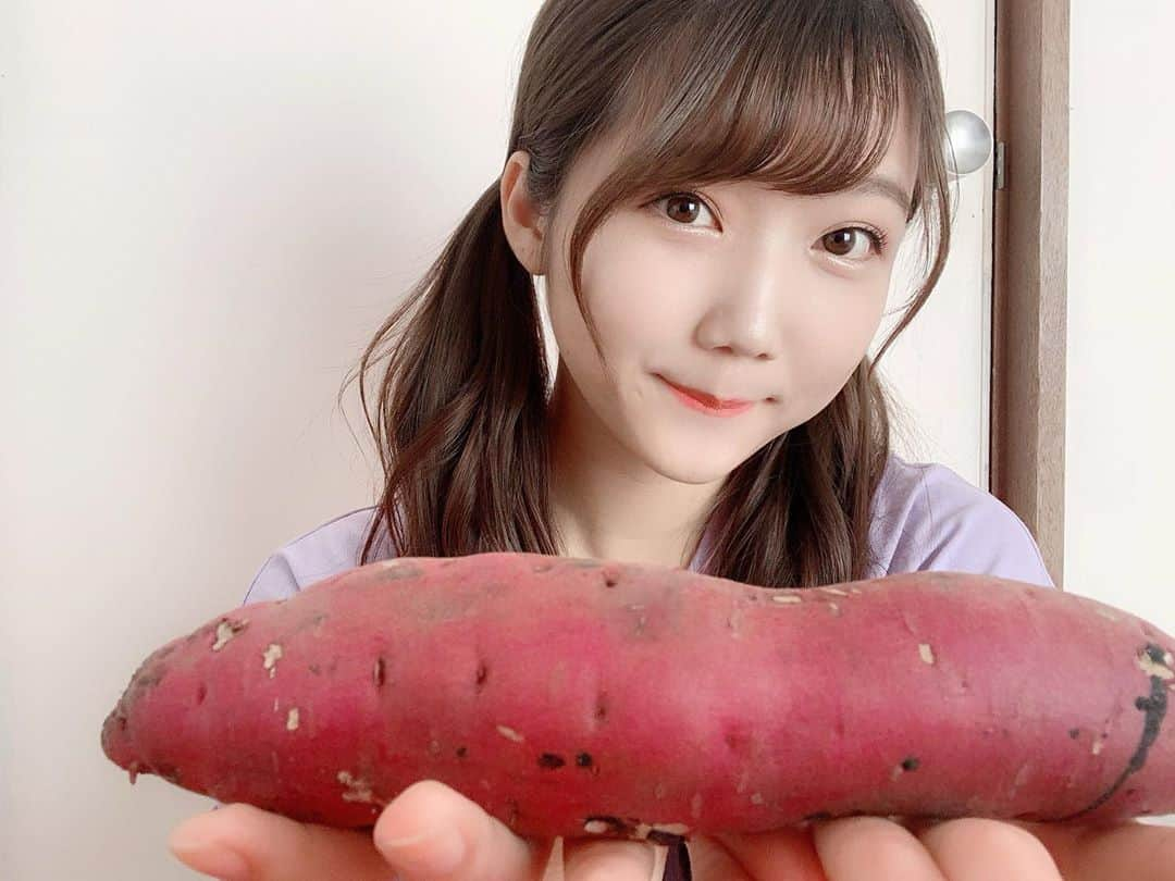 門林有羽さんのインスタグラム写真 - (門林有羽Instagram)「🍠🍂🍁🌰 . . おじいちゃんが育てた さつまいも がダンボール1箱分届きました🤲🏻🍠🤎 お爺ちゃん、ありがとう( ´灬` )。 すっごく嬉しいんだけど... 母と2人暮しの私達では ちゃんと食べ切れるのか自信がありません（笑） . 皆はさつまいもはどうやって調理するのー？？？ 教えて下さいまし‪‪☺︎‬‪‪❤︎‬ . . あぁ、おじいちゃんに会いたくなってきた～。 おじいちゃんが作ってくれるお料理は 基本精進料理なんだけどこれが本当に美味しいの。 特にお味噌汁は絶品です👨‍🍳🤍」10月14日 21時19分 - yuu_kadobayashi