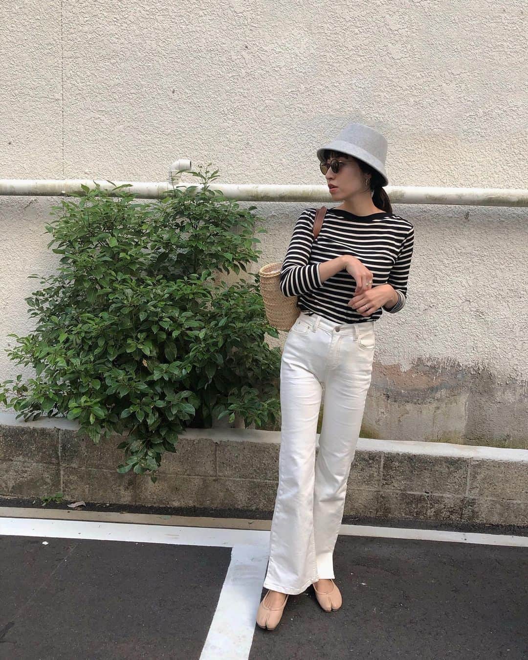 のインスタグラム：「@by.ensure にて パンツ二本目✌︎ シルエットが本当に綺麗で追加GET✊🏻 ホワイトデニムな気分のここ毎日🤍🕊 . . #muuootd #byensure」