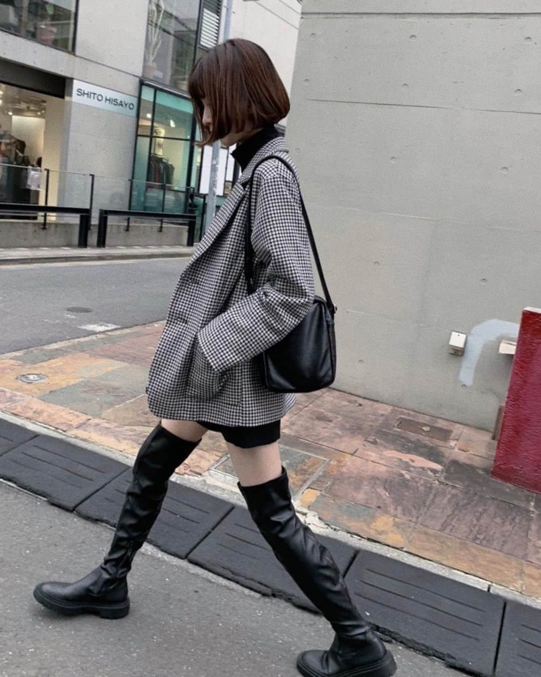 うちだゆうほさんのインスタグラム写真 - (うちだゆうほInstagram)「#ootd﻿ お気に入りコーディネート🥰 ﻿ Nora Lilyのオーバーサイズめなジャケットは﻿ １枚あるだけで今っぽいのでおすすめです🕊﻿ 私は身長があるのでそこまでオーバーサイズに見えないけど…！﻿ ﻿ メンズモデルの着用写真もあるので オンラインショップをチェックしてください🥰﻿ ﻿ あとこの中に着てるハイネックブラウスは﻿ 追加生産決定して20時から予約販売が開始しているのでお早めにどうぞ🙏﻿ ﻿ 文章多くて読みづらくてごめんね！！！ ﻿ このスタイルやりたかったんだー！﻿ ビッグパーカーとも合わせたい〜！﻿ 絶対かわいい〜！身長低めな子がやったらもっとかわいい〜！(涙目)﻿ ﻿ shirt : Nora Lily﻿ jacket : Nora Lily﻿ skirt : zara﻿ boots : zara﻿ bag : CAMPER﻿ ﻿ #noralily #nora_lily #zara #camperjapan #カンペール #骨格ナチュラル #オールブラック #ブラックコーデ」10月14日 21時16分 - uchidayuho