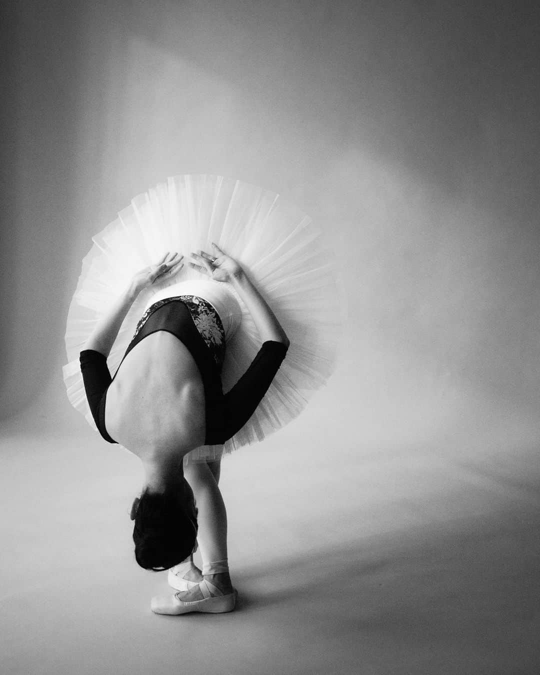 大塚良子のインスタグラム：「Photo session  @ballet.coreworkout.ny  @ryoko_hanne  先日バレリーナのAyaさんを撮影しました。 写真を撮っていると普段は気付かない人のディテールや所作の美しさにハッとします。 そして納品を終えて喜んでもらえた時が何より嬉しい。撮影前は毎回緊張するんだけど少しずつ楽しめるようになってきたこの頃。ありがとうございました♡  💠Studio  Hanne💠 お問い合わせはこちらまで↓ ryokokonami@gmail.com   #nyc #photoshoot #portraitphotography  #portrait #ballet #ballerina」