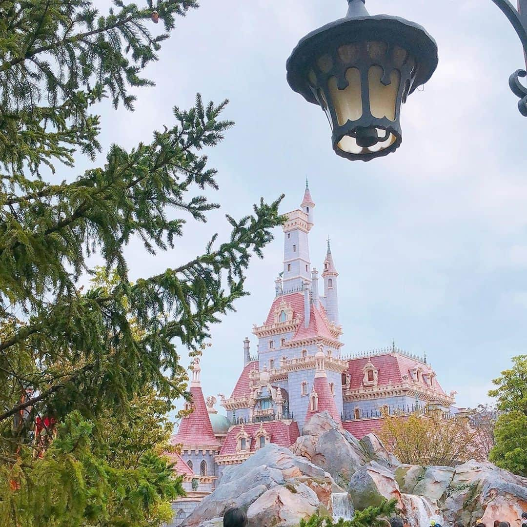 森田真理華さんのインスタグラム写真 - (森田真理華Instagram)「Disney Land🌈 昨日高校時代からの親友と行ってきました🪐 ミニーのスタイルスタジオとベイマックスのハッピーライドの抽選に当たったよ🤤残念ながら美女と野獣の乗り物は当たらず🥺でもとってもたのしかったー🪐💕 . 今回はマリーちゃんのカチューシャにしました🐱 . . #Disney#tokyodisneyland  #disneyland #ディズニーランド #ディズニー　#マリーちゃん #ミニーのスタイルスタジオ  #ベイマックスのハッピーライド  #ベイマックス#ディズニーバウンド#ディズニーコーデ」10月14日 21時17分 - marika__morita