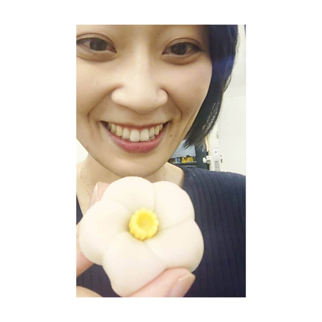 加藤沙知さんのインスタグラム写真 - (加藤沙知Instagram)「和菓子  (本来は、この様に頂いてはいけないのですが… 美しい形をお見せしたく、持ち上げてしまいました💦お許しください💦)  個人的には、和菓子の魅力は、季節や年中行事と結び付いているところだと感じています。  繊細で、美しく、美味しい。  伝統を大切にしながらも、 日々進化を遂げている和菓子。  明日の ニュースNext (18:15～O.A.) で、 特集します。  #和菓子 #季節を感じる #年中行事 #和 #ニュース #アナウンサー」10月14日 21時17分 - mrt.kato