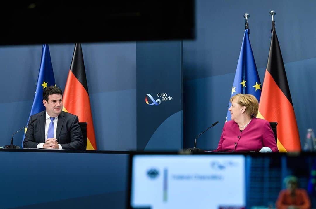 アンゲラ・メルケルのインスタグラム：「Kanzlerin Merkel hat heute in einer Videokonferenz gemeinsam mit Arbeitsminister Heil am Dreigliedrigen Sozialgipfel teilgenommen. „Gerade in Krisenphasen wie diesen ist es wichtig, dass sich die Sozialpartner einbringen und den Wandel mitgestalten“, so die Kanzlerin. Zweimal jährlich kommen die Präsidenten des Europäischen Rats und der Kommission sowie der amtierende Staats- oder Regierungschef der Ratspräsidentschaft mit den europäischen Sozialpartnern zusammen. Das Treffen dient der stärkeren Einbindung der Sozialpartner in die Wirtschafts- und Sozialpolitik der EU.  -- Today, Chancellor Merkel participated in the video call of the Tripartite Social Summit along with Hubertus Heil, Minister of Labour. "Especially in times of crisis like these, it is important that social partners get involved and help to shape change," said the Chancellor. Twice a year, the Presidents of the European Council and the Commission as well as the current Head of State or Government of the Council Presidency meet with the European social partners. The meeting serves to involve the social partners more closely in the EU's economic and social policy.  . . . #eu2020 #eu2020de #politik #kanzlerin #merkel #politics #EU #Europa」