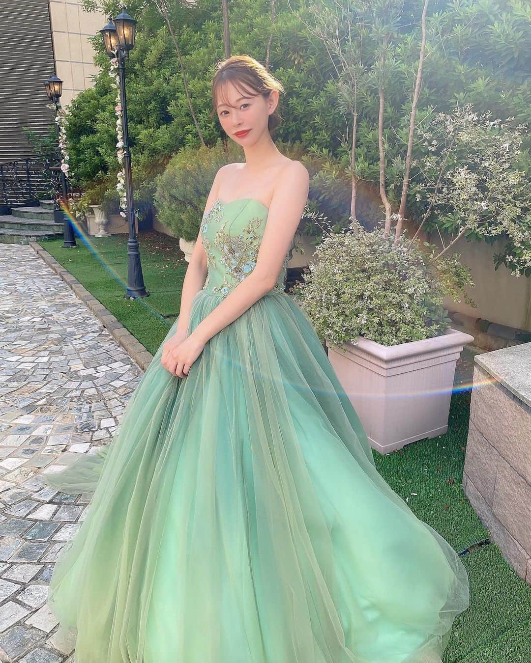 のインスタグラム：「ㅤㅤㅤㅤㅤㅤ  🉐情報あり💁‍♀️💕  前の記事の続き👗💍💎 なんばパークスの8階にある モンサンミッシェル大聖堂さんで ドレス試着させてもらったよ〜❤️  ドレス試着会はほんまは¥5,000なんやけど、 かれんのインスタを見た方限定 ドレス試着¥4,000になります🎶🤗  問い合わせは📞06-6645-5333か、 モンサンミッシェル大聖堂さん (@montsaintmichelcathedral)の インスタグラムのDMにて連絡してみてねーん🥰  結婚式の見学も受付中みたい💒👰💍 🚨しかも！なんと！！！！！！！！！  Instagramを見たと来館時の申し出で カラードレスプレゼント👗🎁❤️ ドレスプレゼントとか太っ腹すぎるやろ😳😳！！ かれんが着させてもらったこのグリーンのドレスも めちゃくちゃ可愛かった〜っ🤤💚💚 ご予定のある方はこの機会にぜひ使ってみねん😘  #モンサンミッシェル大聖堂 #式場見学  #カフェリベルテアフタヌーンティー #プレ花嫁  #ドレス試着会 #結婚式場 #ドレスプレゼント  #アフタヌーンティー #結婚式 #なんば式場 #ドレス試着会 #モンサンミッシェル #見学会 #カラードレス #ドレス #ウェディングドレス #ウェディングドレス試着 #ウェディングドレスプレゼント」