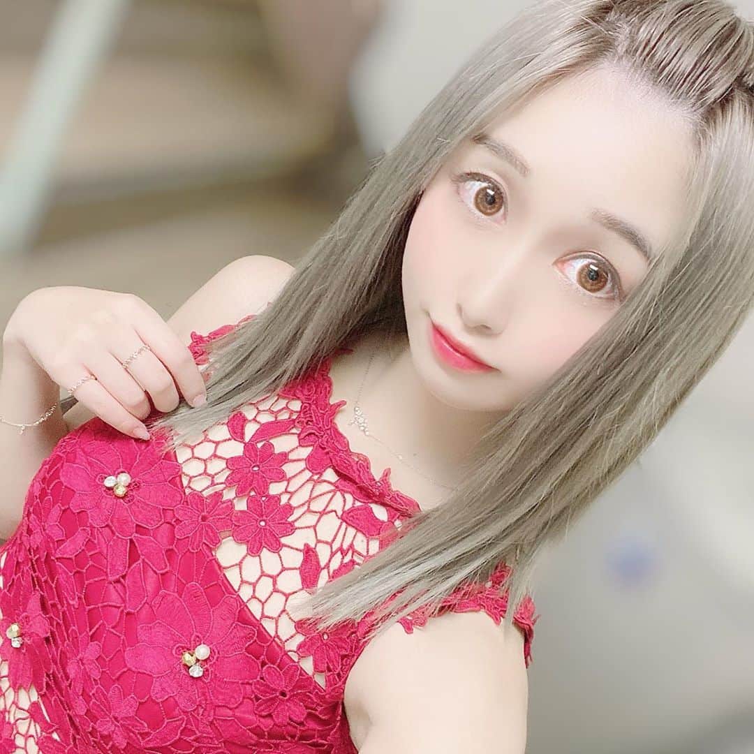 うららのインスタグラム：「出勤しました！  今日珍しくストレートです😉  #キャバ嬢 #キャバクラ #歌舞伎町 #歌舞伎町キャバ嬢 #かわいい #ストレートヘア #ストレート #ポンパドール #綺麗 #赤 #出勤 #六本木 #新宿」