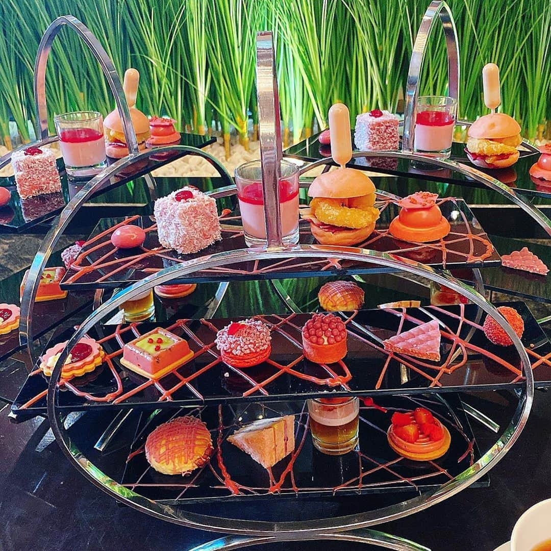 のインスタグラム：「#afternoontea #rubychocolate  💓いよいよ11月から💓ルビーチョコレートづくしのアフタヌーンティーが始まります♡ANAインターコンチネンタルホテル東京でございます〜 @anaintercontinentaltokyo  ・ ・ トップ画像は3人分の盛りだくさんっぷり💓💓💓  →2枚目がお一人さま分です💓  ルビーチョコレートのプチガトーはなんと12種！ 🔻 ルビーチョコレートとピスタチオやストロベリーのタルト、ルビーチョコレートの苺ガナッシュ、アーモンドルビーチョコレート、ルビーチョコとラズベリーのマカロン、ボンボンショコラやスコーンなどなど💓 🔻 さらにセイボリーは3種、シュリンプバーガーやオマール海老のコンソメゼリー、ターキーサンドイッチなどがセットになっています  🔻 プラス600円で、黒プレートにルビーチョコレートのデザインを描いて頂けます♡ 一層華やかになりますよ♡  ちなみに、5枚目の画像は、佐藤ひとみちゃんが「こんな風に撮っても綺麗かも」とコーディネートされたもの。 素敵なスイーツ見ると、色んな風に撮りたくなりますよね。ご参考まで♡ もちろん細かな衛生管理に気をつけながら、楽しんできました〜 。。。  この日は お友達もたくさんお見え。 アフタヌーンティースタンドもズラッと並んで圧巻でした。お招きに感謝でございます♡  お食事とお写真の時だけマスク外してます。店内はソーシャルディスタンスを守り、衛生面も安全第一に配慮されているのでご安心下さいね。  。。。  ルビーチョコレートアフタヌーンティー予約受付中です！  🔻 🔻 【予約・問い合わせ先】 レストラン予約センター TEL：03-3505-1185  ■「ルビーチョコレート・アフタヌーンティーセット」 開催期間：2020年11月1日(日)～12月27日(日) 場所：ANAインターコンチネンタルホテル東京 2階「アトリウムラウンジ」 住所：東京都港区赤坂1-12-33 時間：11:00～18:00 ※入店時間より2時間制。 価格：1人 4,900円＋税 ※サービス料別。  ⭕️1番最後の画像はテイクアウト用です  こちらは2,900円＋税(プチガトー9種類／セイボリー3種類／ドリンクは提供なし。前日までに要予約。)です。  お家で楽しみたい方にぴったりです  。。。  #ルビーチョコレートアフタヌーンティー#アトリウムラウンジ #アフタヌーンティー#ANAインターコンチネンタルホテル東京#ホテルアフタヌーンティー#ルビーチョコレート#ショコラ#ホテルスイーツ#里井真由美#スイーツ#里井ワグリーナ真由美 #ワグリーナ真由美 #ありが糖運動 #さといいね#着物#kimono#着物コーディネート #kimonostyle」