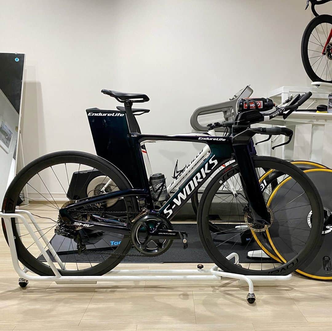 のインスタグラム：「#IM703セントレア に向けてレースバイク #シヴディスク のセットアップ、ハイドレーション、#エッジ1030プラス の配置、#xlab を用いてコクピットの最適化。 今回はバイク90km分の補給は全て携行するので、インテグレートされたシヴディスクが大活躍、リアスポ内のハイドレーションに1500＋ボトル500ml、ダウンチューブ内のストレージにジェル5個を収納し走破予定。 やはりレース前の創意工夫の時間が、なにより愉しくてたまらない。 #スペシャライズド #ガーミン #ガーミン #トライアスロン #エンデュアライフ」
