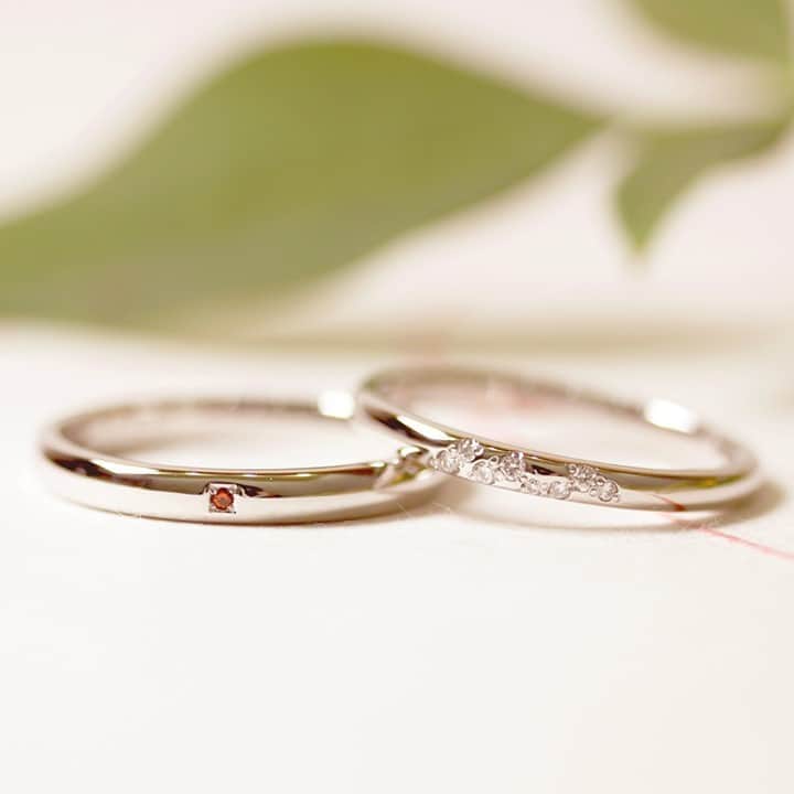 ith / イズ オーダメイド結婚指輪さんのインスタグラム写真 - (ith / イズ オーダメイド結婚指輪Instagram)「長く身に付けるからこそ、 着け心地を大切に選んだ結婚指輪。 . 細身ですっきりとした フォルムの指輪を選び、 それぞれ宝石でアレンジ。 . ランダムに留まるダイヤモンドと ガーネットのレッドカラーが 特別感のあるデザインになりました。 . お揃い感のある 素敵な指輪が完成しました。 . . ▽ 指輪について 結婚指輪(男性)：ピアチェーレ Pt900：102,000円〜 . 結婚指輪(女性)：ピアチェーレ Pt900：138,000円〜 . . 公式ハッシュタグ🤳✨ #イズマリッジ . . 【オンラインサポートOPEN】 お二人それぞれのご自宅にいながら 指輪のオーダーメイドができる、 ithのオンライン相談もご活用ください💻 ご試着最多6点まで、レンタル可能です💍 . . #マリッジリング #エンゲージリング #結婚指輪 #婚約指輪 #カスタマイズ #指輪 #ダイヤモンドリング #婚約 #プレ花嫁 #ナチュラルウェディング #結婚指輪探し #指輪選び #指輪探し #結婚指輪選び #ペアリング #プロポーズ #特別感　 #オーダーメイドリング #結婚指輪オーダー #ゴールドリング #パーソナライズ #結婚準備 #花嫁　 #2020冬婚 #2021春婚 #2021夏婚」10月14日 21時25分 - ith_marriage