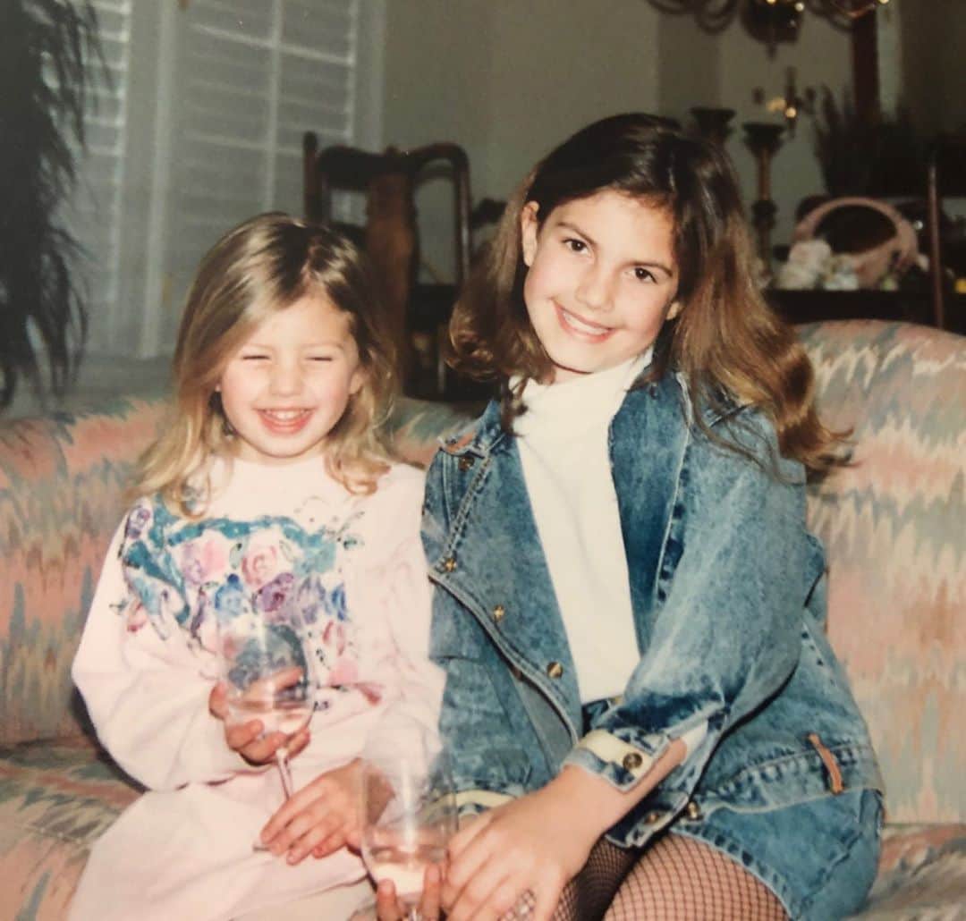 Elizabeth Chambers Hammerのインスタグラム：「Happy Birthday week to the most amazing sister anyone could hope for or have. I love a good superlative, but @chambiebaby is quite literally the most incredible sister, friend, aunt, Godmother to both of my babies and so much more. Boppy, you approach life with the utmost thoughtfulness, excellence and fun, you raise the bar for all of those around you and I can’t believe that I have the privilege of being your sister. I wish we were sipping real champagne (in fishnets, appliqué sweatsuits, or otherwise) and toasting to what I know is going to be your very best year yet. I love you more than you know. 🎉」