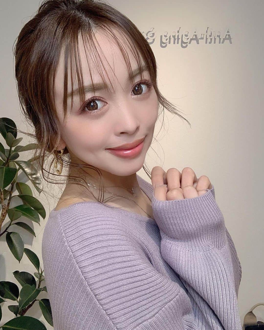 のインスタグラム：「やっと行けた大好きな場所💜  私の痩せるスイッチをさらに入れてくれた感謝しか無いお店♡  定期的に通うようになって本当太りにくい体にしてくれた、外苑前のanti-aging salon AOYAMAへ💜  最後８月で、なかなかいけなくって、やっっと行けた💕  やっぱ２ヶ月行けてないと、少し老廃物溜まってムチムチしてきたもんwww  どれだけ大切かわかる☹️🥺  体が本当にスッキリするし、Before afterの写真みてもらったらわかるように、 見た目がもう本当一瞬で変わるから❤️  筋膜リリースすることがすごくダイエットに大切なことって、ここ最近ほんと感じます！！  溜め込みやすい体、浮腫みやすい人はほんとおすすめ💜  使ってる部分はほんと痛いけどだんだん痛くなくなってくるし、 最後のハンドマッサージが気持ち良すぎて、 厳しい痛みのあとは、天国というアメトムチで、結果幸せです♡  オーナーのなおみちゃんと、大好きな、なっちゃん❤️ たまたま同じ時間に入れたから行ってきた☻ ✨  anti aging salon AOYAMA @antiagingsalonaoyama  またお願いしますーー💜」