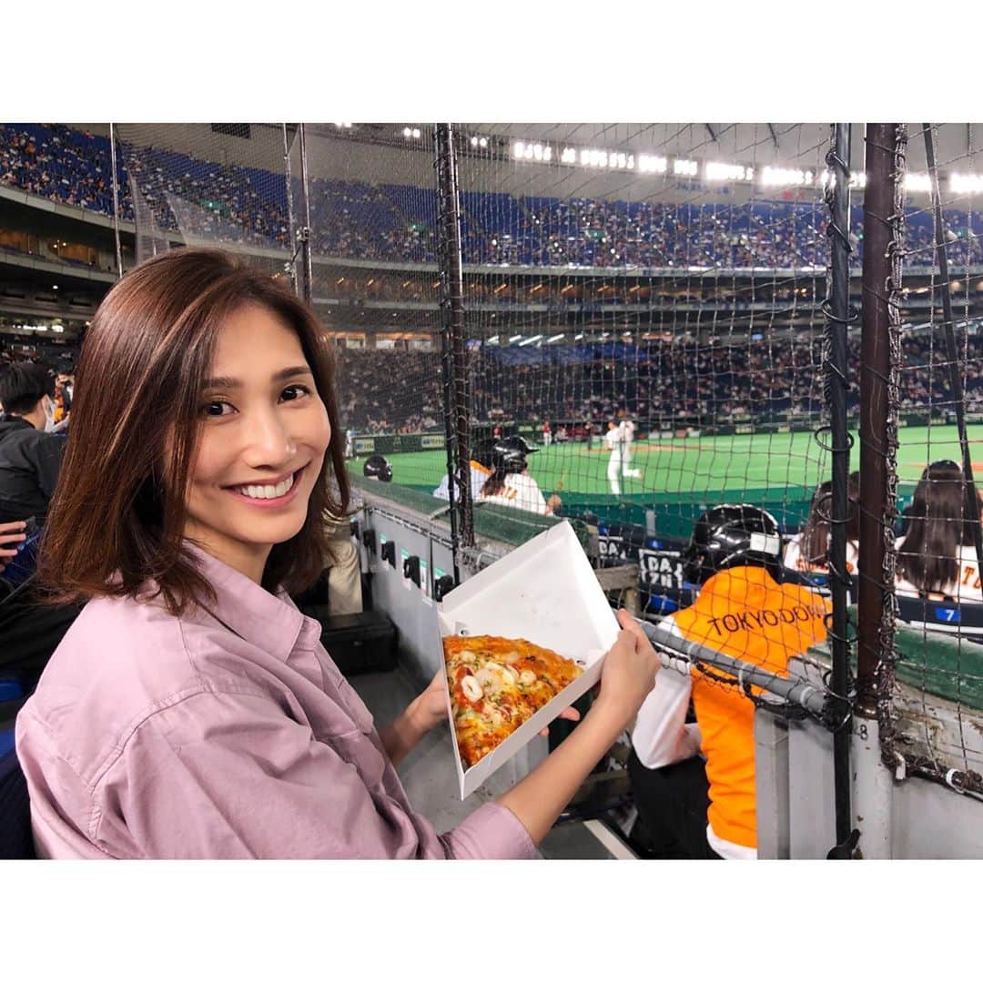 春輝のインスタグラム：「久しぶりの観戦でしたが、不敗継続🙆‍♂️  高橋投手424日ぶりの勝利投手&決勝三塁打🐰  いよいよマジックのカウントダウンスタートですね🔥  #週刊ジャイアンツ#日テレG+ #読売巨人軍#GIANTS#ジャイアンツ#巨人 #NPB#プロ野球#セリーグ#baseball #春輝#haruki」