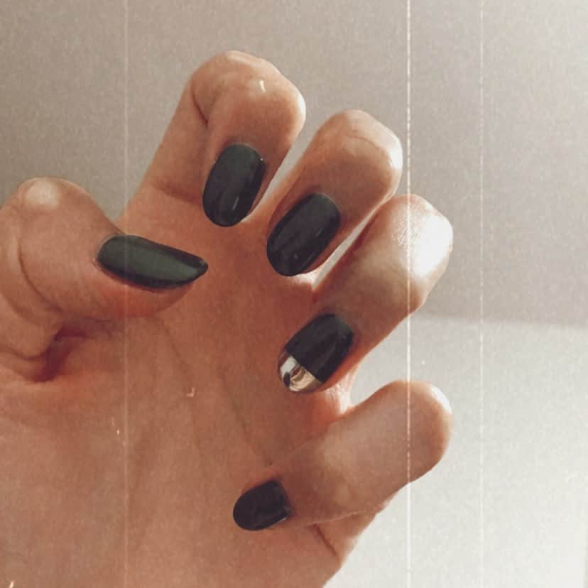 鈴木えりかのインスタグラム：「. 今のネイル結構気に入ってる🍃 . . . . #秋 #秋ネイル #10月 #nail #autumn #네일스타그램」