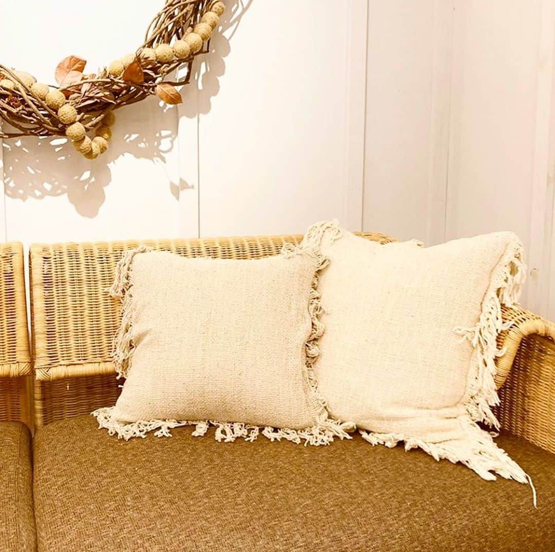 eight o eight のインスタグラム：「𓇬  fringe cushion cover  実店舗にて 大人気のクッションカバー  オンラインストアからも 購入可能となりました  10/18 sunday 実店舗のある @stock.official にて flea market of aloha  Halloween Special 開催します  @808store のアイテムも 50%offの商品もたくさん‼️  また、 当日、キッチンカー @hawaiiankitchenlocos  にてご飯ご購入で 店内アイテム20%offクーポン もらえます‼️ ※sale品除外、一部除外品あり  詳しくは @stock.official  @alohaaasmile  @alo_sota  チェックしてください🤲🏾  #beach #beachhouse #beachstyle #coastal #coastalliving #sea #shell #aloha #hawaii #California #ビーチハウス #ビーチインテリア #ハワイ #ハワイアン #アロハ #コースタル #ヒトデ #ビーチ #カリフォルニア #カリフォルニアインテリア#カリフォルニアスタイル#カリフォルニアライフ#カリフォルニア雑貨 #雑貨」