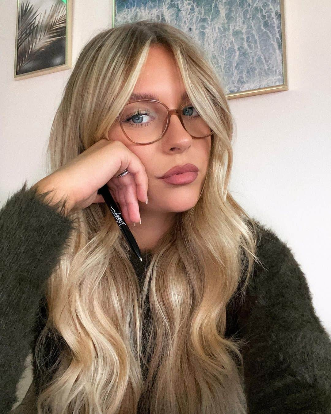 Dagi Beeさんのインスタグラム写真 - (Dagi BeeInstagram)「Mein damaliges Ziel im Leben : Eine Firma zu gründen & dann meine eigenen Kugelschreiber mit Firmenlogo zu haben 😏 ich glaub ich hab’s geschafft 😂」10月14日 21時30分 - dagibee