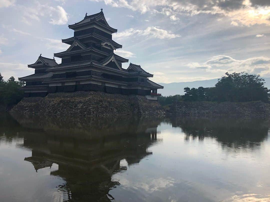 しょーりん（ウルトラ寿司ふぁいやー）のインスタグラム：「第二の故郷、長野県松本市。小さい頃の夏休みの思い出は全てここに詰まっとります。景色も空気もご飯も水も全部最高なんですよ。  #長野旅行  #松本市 #松本城 #山賊焼き  #珈琲まるも  #観光荘  #従姉妹」