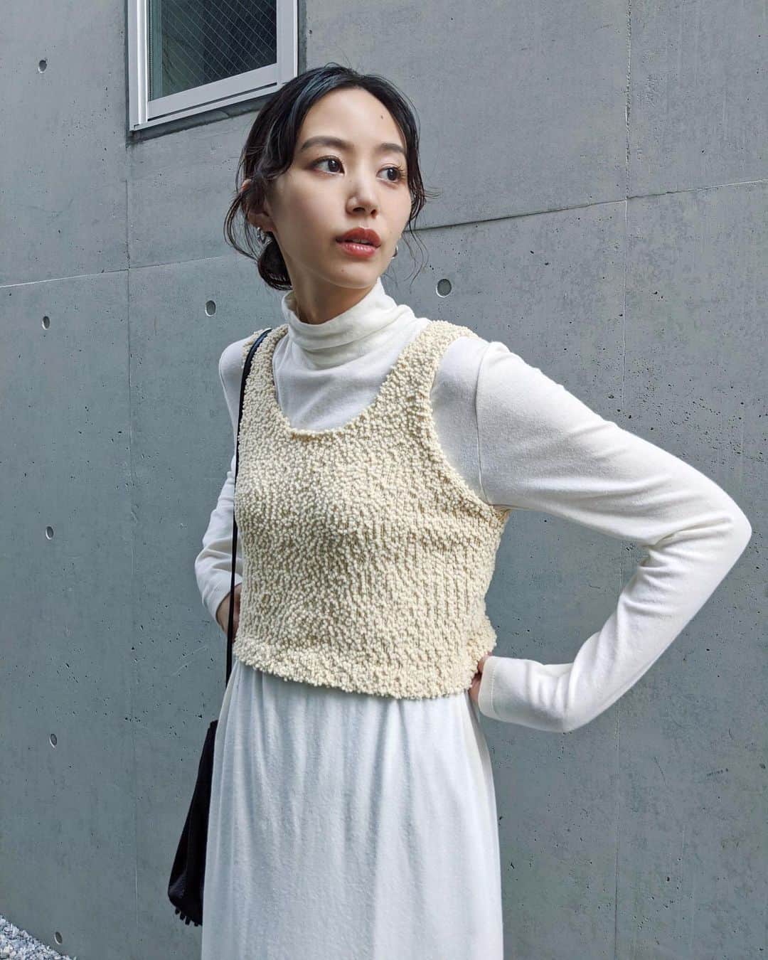 Shiho Sasakiのインスタグラム：「今年はとにかくレイヤードコーデが気分✨ もう少し寒くなったらこの上からアウター羽織るんだ🧥 ソフトタッチで着心地がとにかく良いカットソーワンピースは トップスもあるよ❣️ #MOUSSY#MOUSSYSNAP」