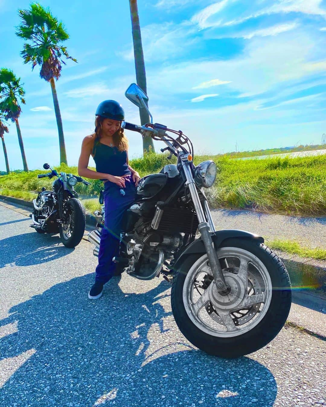 つっきさんのインスタグラム写真 - (つっきInstagram)「☀️🌴🏍💥💭 ． #千葉フォルニア  関ちゃんと行ってきましたー😎🤞❤️ 今までで1番走った気がする🏍🔥 お天気良くて暑くて最高だった🙈☀️ ． ． #chiba #touring #bike #sea #awsome #americanbike #magna250 #vtwinmagna  #honda  #bikephoto #bikegirl  #girlsbiker #bikelife #drive #mood  #japan  #instagood #マグナ250 #バイク #バイク女子 #アメリカンバイク  #バイクのある風景 #バイクのある生活 #千葉 #ツーリング #ドライブ #イケイケのイケ #すきすきのすき❤️ #2020インスタがんばる」10月14日 21時31分 - tukki007