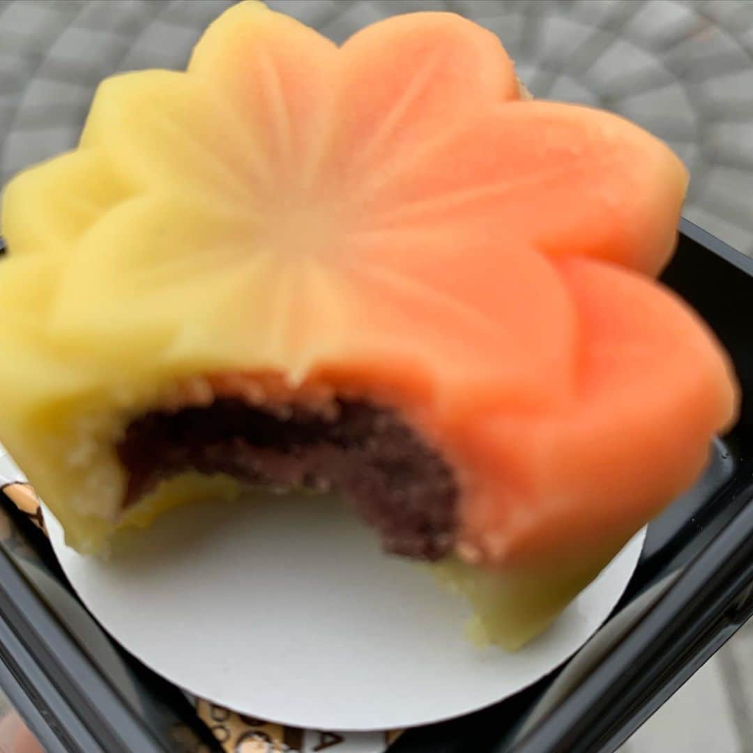 友野希美のインスタグラム：「今日の和菓子です。塩瀬総本家さんの練り切り！とても美味しかったです！季節を感じる和菓子素敵です！#和菓子 #練り切り　#ミスコン　？」