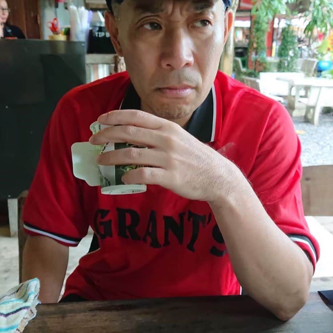中島浩二さんのインスタグラム写真 - (中島浩二Instagram)「変な顔だすーーーーーー🤣🤣🤣  すみません、またまた思い出のタイ、サムイ島だすーーーー😊 タイには、ご飯食べに行ってるようなもんで😅😅😅 本当に、タイ料理が好きなんだすー🤣🤣 特に、バジル炒めとパパイヤサラダ、それにエビフライとイカリング。 ちなみに、パパイヤサラダって青いパパイヤを細切りにして辛いスパイスで食べる、食前に食欲が増すサラダだすよー😊 トムヤムクンに空芯菜炒めと、グリーンカレー。ってか、一週間のバカンスで、ほぼそれしか晩ご飯に食べてないんじゃないかってくらいだすよ😅😅😅 店が変われば、味も変わるんだすが、店も気に入ったら続けて行くというアホさ加減。  それから、せっかくなのでタイのお寺さんの仏像も😊 可愛いだすよーーーー🤣🤣🤣 そして、ありがたいだすーーーー😊😊😊  でも写真見てたら、自分でも楽しいだすなー🤣🤣🤣 皆さんも、いつかは絶対にコロナも落ち着くだすから、是非是非ーーーー。だす😊  #タイランド #バジル炒め #グリーンカレー #エビフライ #イカリング #サムイ島 #パパイヤサラダ #空芯菜炒め #トムヤムクン #タイの仏像」10月14日 21時33分 - koji_nakajiii