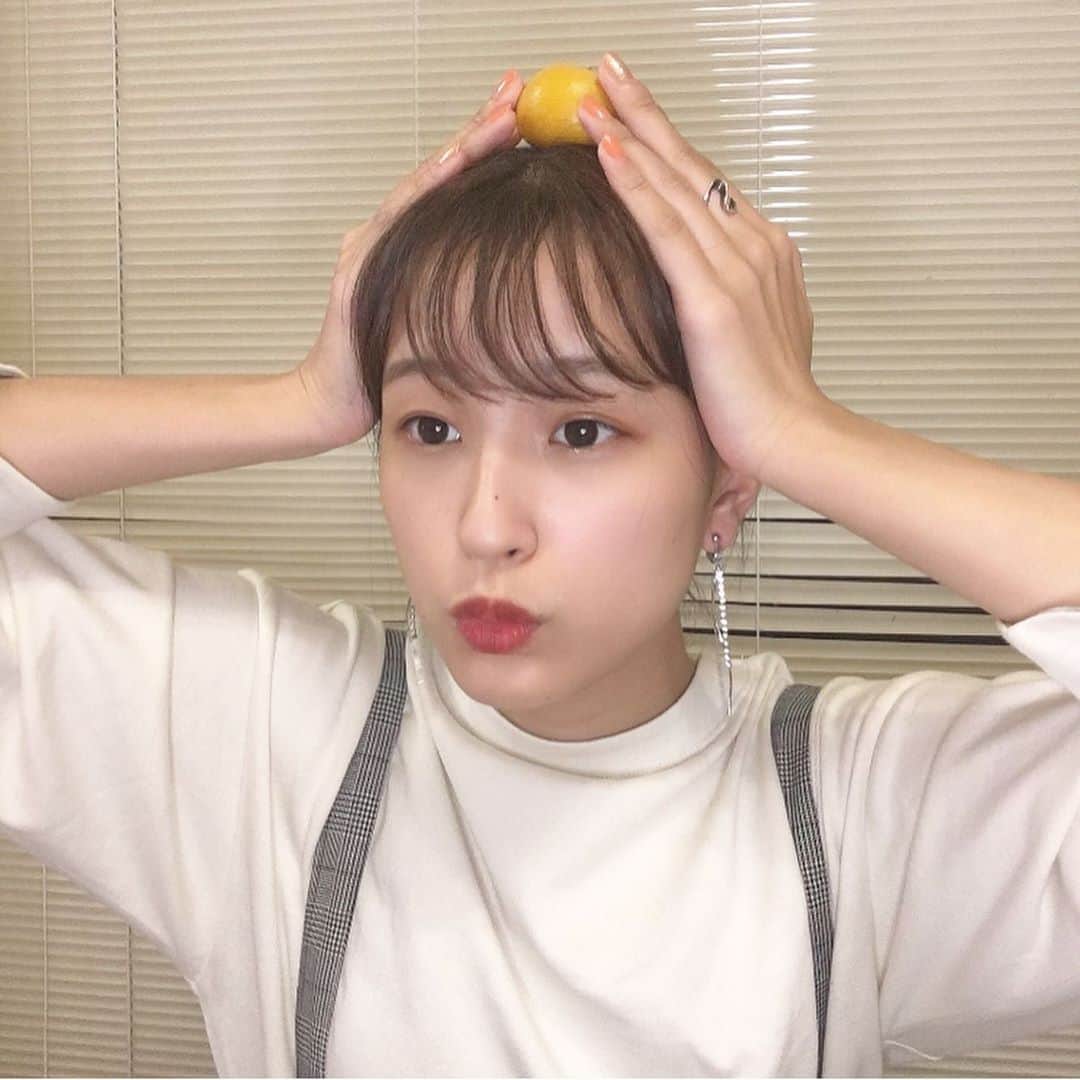 佐藤華純のインスタグラム：「.  【 #みかん 】  家に和歌山のみかんが届いた〜🍊  静岡とか愛媛のみかんと食べ比べしてみたいな🤔✨  #ミスキャンパス立命館2020 #MCR2020  #立命館 #立命館大学 #京都 #女子大生  #ミスキャン #ミスコン #ファイナリスト」