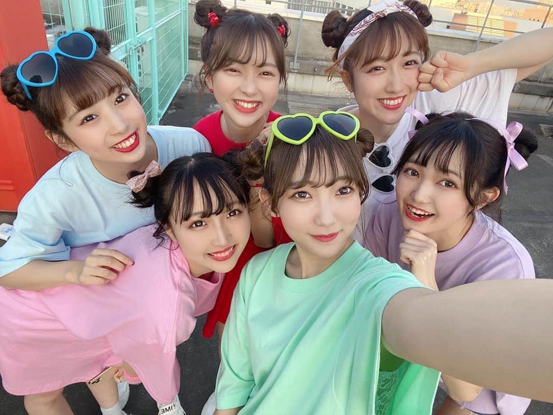 のインスタグラム：「ポップス♡ #おそろい#カラフルコーデ#カラフル#ロンt#カラーtシャツ #お団子#お団子アレンジ」