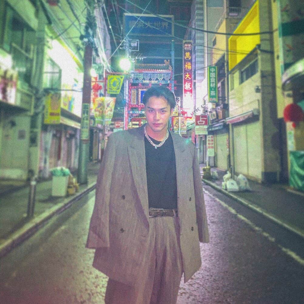 のインスタグラム：「バブルの時代の不動産屋🤵 #肩パットの必要なし #ダブルジャケット  #爺ちゃんが着てるやつやん#时装#我倒#fashion #ootd #oldschool #セットアップコーデ#中華街」
