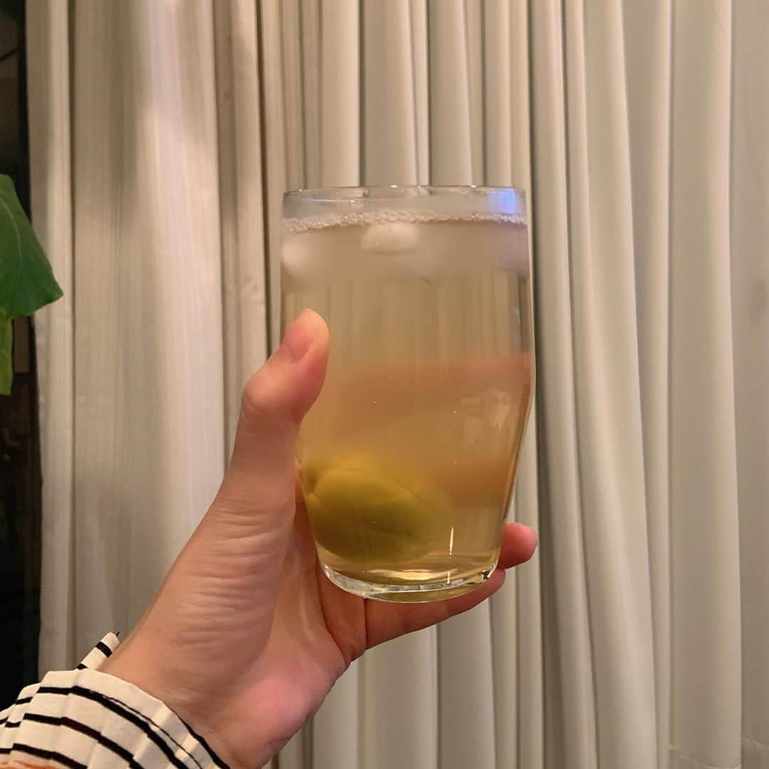 及川奈央さんのインスタグラム写真 - (及川奈央Instagram)「最近は #自家製梅酒 を炭酸水で割っていただいていますˊᵕˋ #大安吉日 #新たなスタート  ただいま帰宅してこれからやる事たくさんだけど、ひとまず乾杯です❁⃘*.ﾟ」10月14日 21時41分 - naooikawa