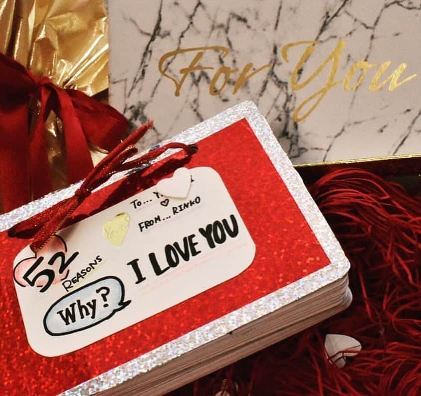 のインスタグラム：「~ご新郎さまへの素敵なサプライズ  #52reasonswhyiloveyou 💕~  結婚式はこれからを共にするご新郎ご新婦が、 永遠の愛を誓う1日です。  そんな1日の始まりに、普段なかなかお相手には言えない 感謝の気持ちをサプライズで伝えていただくのも とっても素敵です☺️  先日青山セントグレース大聖堂 @st_grace_aoyama_tgh にて結婚式をされた @rinchus2 さまは、 ファーストミートの前にトランプにお相手の好きなところを 52個書いた『52Reasons Why I Love You』をプレゼント🎁  別名 #トランプラブレター とも言われている お手紙の贈り方なんです🥰  ご新婦さまからのロマンチックで 心のこもったプレゼントに感動していただけ、 チャペルが愛に包まれた瞬間でした💕  卒花嫁さまも結婚記念日などにぜひとりいれてみては いかがでしょうか？☺️  ＝＝＝＝＝＝＝＝＝＝＝＝＝＝＝＝＝＝＝＝＝＝＝＝＝＝＝＝  \ウェディングフォト募集中❤️/ @bestbridal.jp をフォローして、 お写真の投稿をお待ちしております！ . 当アカウントでリグラムOKなベストブライダルの卒花嫁orプレ花嫁の皆様は、#ベストブライダル花嫁 もしくは #BB花嫁 のハッシュタグをつけて投稿をお願いします💕 . ※BB花嫁に投稿があったお写真をリグラムする際は、 個別にご連絡は行っておりません。予めご了承ください  \ブライダルフェアの予約について💐/ アカウントプロフィールのURL先、 各会場のHPよりご予約を承っております。 ご不明な点がございましたら、 DMでのお問い合わせも受け付けております！  \たくさんの、LOVEを届けよう❤️/  私たちのブランドスローガンは「#たくさんのLOVEを届けよう」💕  お客様との出会いは、一生における祝福の瞬間を祝う始まりです。  私たちはお客様とおふたりの人生を 祝福し続ける存在でありたいと考えています🕊  ベストブライダルは、世の中で1番、 たくさんのLOVEが届く瞬間をお祝いする企業を目指します♡」