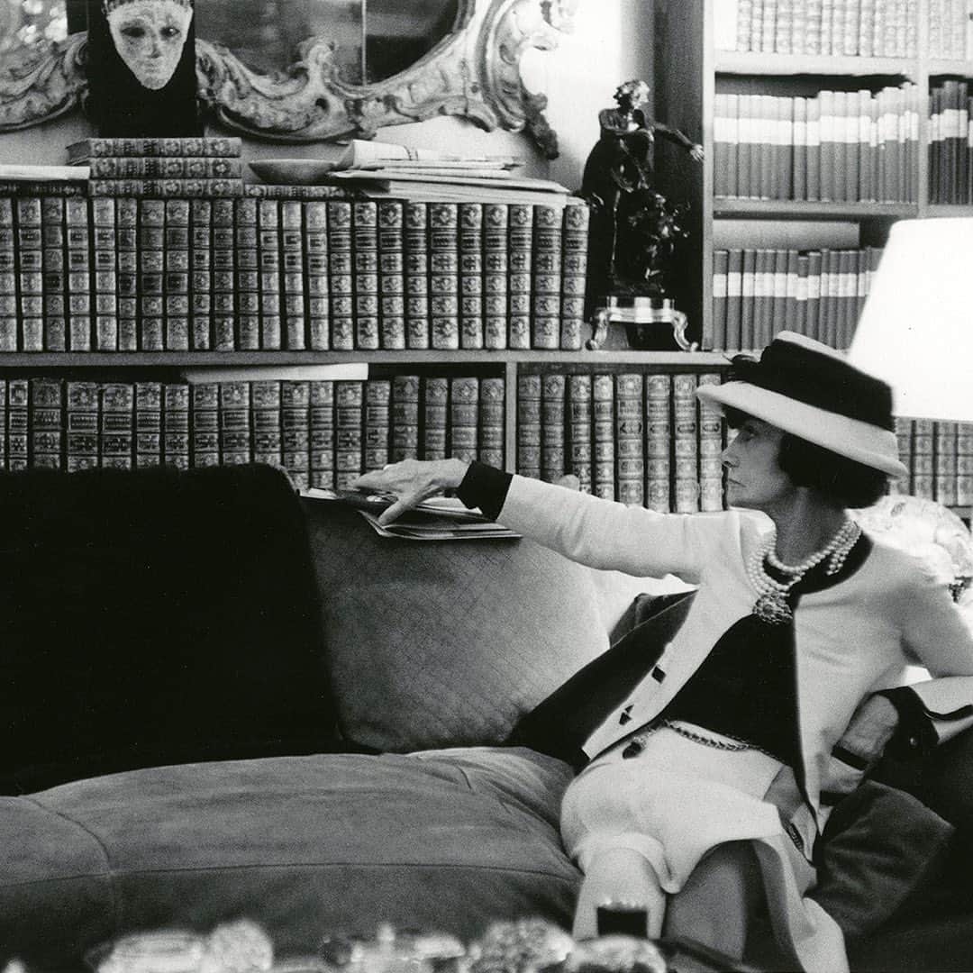 のインスタグラム：「Gabrielle Chanel's library, composed of the great classics alongside the works of her dear friends, served to inspire her daily and became one of the many indellible elements of her legacy. Learn more about how books became, and fueled, one of her greatest passions in the latest chapter of Inside CHANEL on IGTV.  #InsideCHANEL #GabrielleChanel #CHANEL」