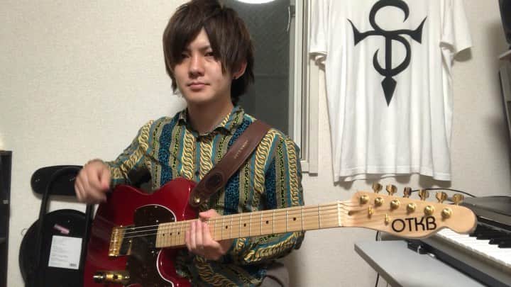 加部輝（ウルトラ寿司ふぁいやー）のインスタグラム：「Make you "cutting"(Make you happyをギターのカッティングで切り刻んだ、の意)  #NiziU  #Makeyouhappy  #ギター #弾いてみた」