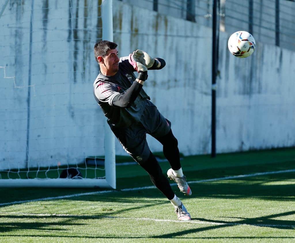 ティボ・クルトゥワのインスタグラム：「Contento de poder volver a entrenar con el equipo! ✊🏻💫 #HalaMadrid」