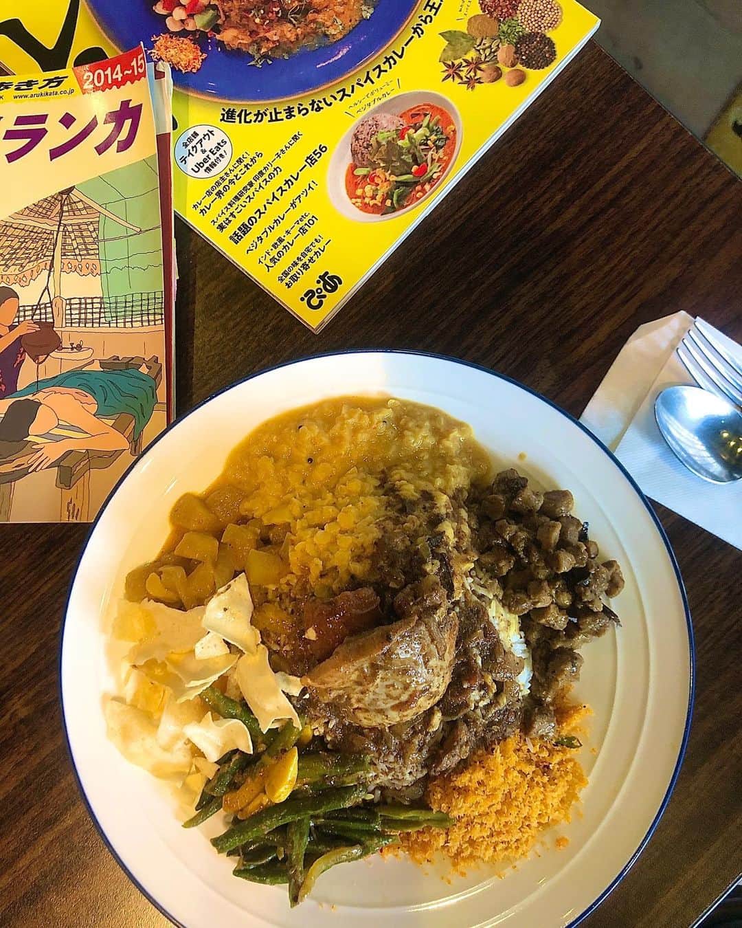 渡辺梨夏子のインスタグラム：「母校の近くの美味しい記憶。 これが絶品！スリランカカレー🤤🇱🇰✨🍛🧡  #美味しい記憶 #ごはんめも #ランチめも#カレー #スリランカカレー #アプサラ  バスマティライスの上に、ココナッツ炒め、かぼちゃのカレー、レンズ豆のカレー、チキン、パパダン（薄いおせんべいみたいなの）などなどを、混ぜたり混ぜなかったりしながら、味の変化が楽しい。今度は夜も来てみたいな〜今週末も美味しいカレーが食べられる予感？✌︎✌︎」